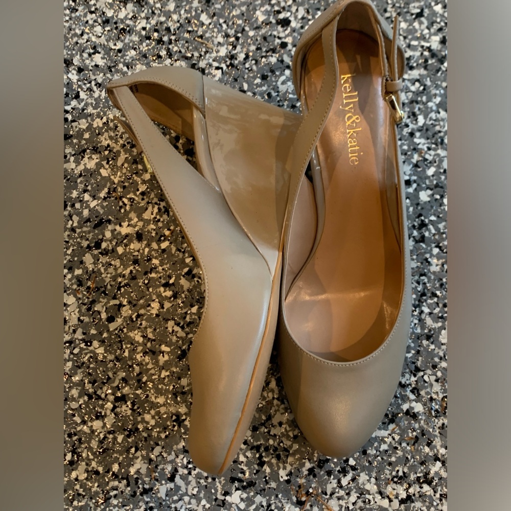 NWOT KELLY & KATIE TAN WEDGES